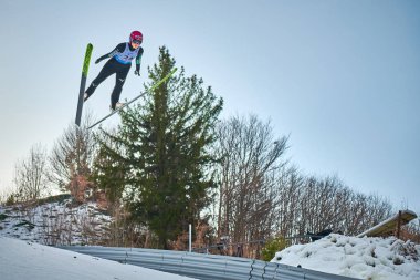Rasnov, Romanya - 24-26 Ocak 2020: Romanya 'nın Rasnov kentinde düzenlenen Bayanlar Fis Dünya Kayak Şampiyonası' nı kazanmak için bilinmeyen atlamacı yarışıyor