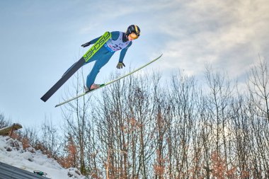 Rasnov, Romanya - 24-26 Ocak 2020: Romanya 'nın Rasnov kentinde düzenlenen Bayanlar Fis Dünya Kayak Şampiyonası' nı kazanmak için bilinmeyen atlamacı yarışıyor