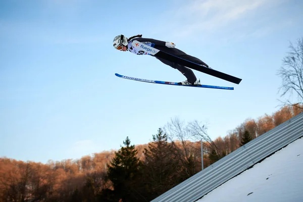 Rasnov Romênia Janeiro 2020 Desconhecido Jumper Esqui Compacta Para Ganhar — Fotografia de Stock