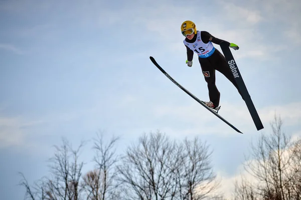Rasnov Romênia Janeiro 2020 Desconhecido Jumper Esqui Compacta Para Ganhar — Fotografia de Stock
