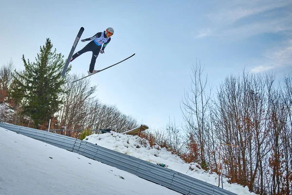 Rasnov Romênia Janeiro 2020 Desconhecido Jumper Esqui Compacta Para Ganhar — Fotografia de Stock