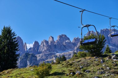 Molveno 'dan görünen Dolomites di Brenta grubunun güzel manzarası