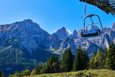 Molveno 'dan görünen Dolomites di Brenta grubunun güzel manzarası