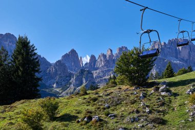 Molveno 'dan görünen Dolomites di Brenta grubunun güzel manzarası