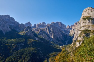 Molveno 'dan görünen Dolomites di Brenta grubunun güzel manzarası