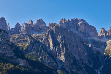 Molveno 'dan görünen Dolomites di Brenta grubunun güzel manzarası