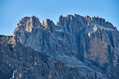Molveno 'dan görünen Dolomites di Brenta grubunun güzel manzarası