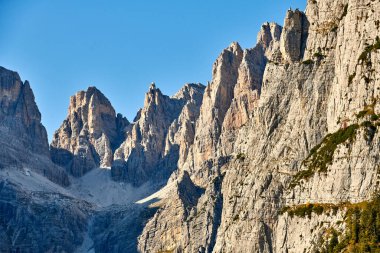Molveno 'dan görünen Dolomites di Brenta grubunun güzel manzarası