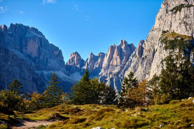 Molveno 'dan görünen Dolomites di Brenta grubunun güzel manzarası