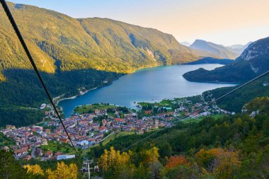 İtalya 'nın Trentino kentindeki Molveno Gölü ve Molveno Gölü üzerindeki hava manzarası.