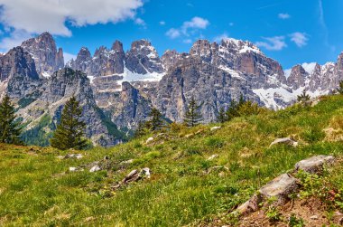 Molveno 'dan görünen Dolomites di Brenta grubunun güzel manzarası