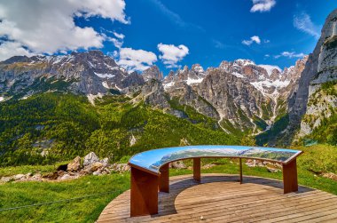 Molveno 'dan görünen Dolomites di Brenta grubunun güzel manzarası