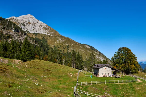 Hermosa Vista Del Grupo Dolomitas Brenta Vista Desde Molveno —  Fotos de Stock