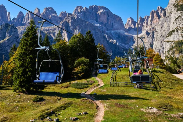 Molveno 'dan görünen Dolomites di Brenta grubunun güzel manzarası
