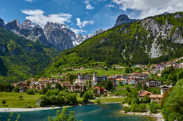 İtalya 'nın Trentino kentindeki Molveno Gölü ve Molveno Gölü üzerindeki hava manzarası.