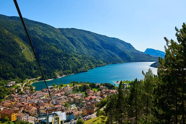 İtalya 'nın Trentino kentindeki Molveno Gölü ve Molveno Gölü üzerindeki hava manzarası.