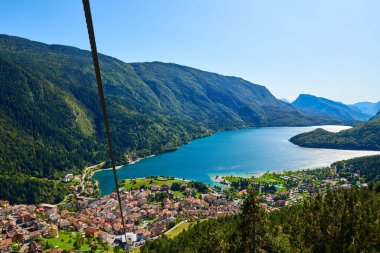 İtalya 'nın Trentino kentindeki Molveno Gölü ve Molveno Gölü üzerindeki hava manzarası.