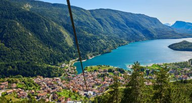 İtalya 'nın Trentino kentindeki Molveno Gölü ve Molveno Gölü üzerindeki hava manzarası.