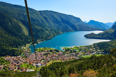 İtalya 'nın Trentino kentindeki Molveno Gölü ve Molveno Gölü üzerindeki hava manzarası.