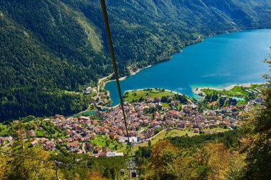 İtalya 'nın Trentino kentindeki Molveno Gölü ve Molveno Gölü üzerindeki hava manzarası.