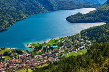 İtalya 'nın Trentino kentindeki Molveno Gölü ve Molveno Gölü üzerindeki hava manzarası.
