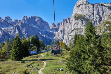 Molveno 'dan görünen Dolomites di Brenta grubunun güzel manzarası