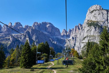 Molveno 'dan görünen Dolomites di Brenta grubunun güzel manzarası