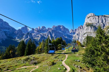 Molveno 'dan görünen Dolomites di Brenta grubunun güzel manzarası
