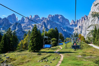 İtalya 'nın Trentino kentindeki Molveno Gölü ve Molveno Gölü üzerindeki hava manzarası.