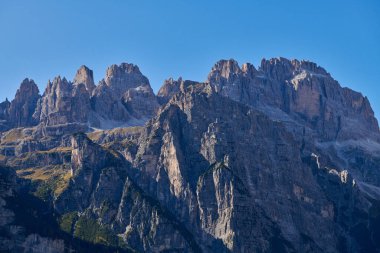 Molveno 'dan görünen Dolomites di Brenta grubunun güzel manzarası