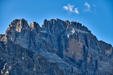 Molveno 'dan görünen Dolomites di Brenta grubunun güzel manzarası