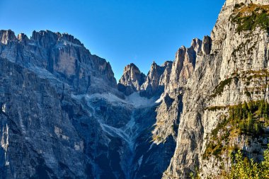 Molveno 'dan görünen Dolomites di Brenta grubunun güzel manzarası