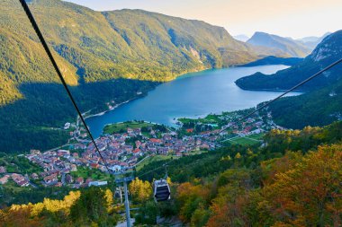 İtalya 'nın Trentino kentindeki Molveno Gölü ve Molveno Gölü üzerindeki hava manzarası.