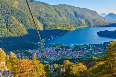 İtalya 'nın Trentino kentindeki Molveno Gölü ve Molveno Gölü üzerindeki hava manzarası.