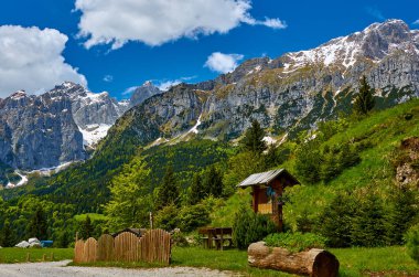 Molveno 'dan görünen Dolomites di Brenta grubunun güzel manzarası