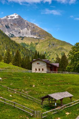 Molveno 'dan görünen Dolomites di Brenta grubunun güzel manzarası