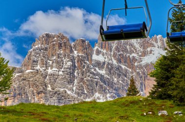 Molveno 'dan görünen Dolomites di Brenta grubunun güzel manzarası