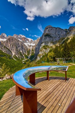 Molveno 'dan görünen Dolomites di Brenta grubunun güzel manzarası