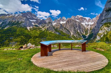 Molveno 'dan görünen Dolomites di Brenta grubunun güzel manzarası