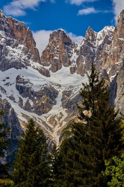 Molveno 'dan görünen Dolomites di Brenta grubunun güzel manzarası