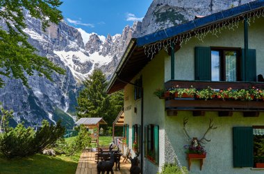 Molveno 'dan görünen Dolomites di Brenta grubunun güzel manzarası