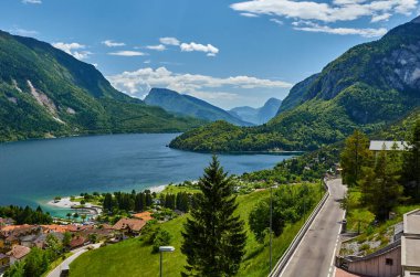 İtalya 'nın Trentino kentindeki Molveno Gölü ve Molveno Gölü üzerindeki hava manzarası.