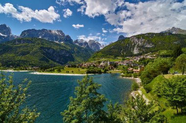 İtalya 'nın Trentino kentindeki Molveno Gölü ve Molveno Gölü üzerindeki hava manzarası.