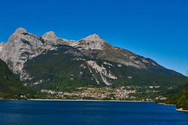 İtalya 'nın Trentino kentindeki Molveno Gölü ve Molveno Gölü üzerindeki hava manzarası.