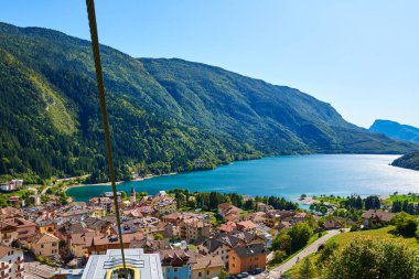 İtalya 'nın Trentino kentindeki Molveno Gölü ve Molveno Gölü üzerindeki hava manzarası.