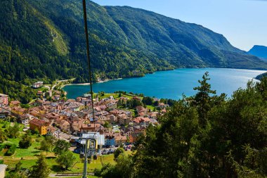 İtalya 'nın Trentino kentindeki Molveno Gölü ve Molveno Gölü üzerindeki hava manzarası.