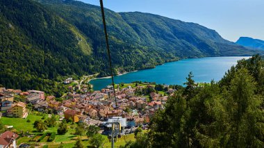 İtalya 'nın Trentino kentindeki Molveno Gölü ve Molveno Gölü üzerindeki hava manzarası.
