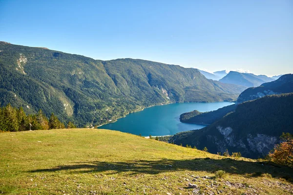 Vista Aérea Sobre Hermosa Ciudad Molveno Lago Molveno Lago Alpino —  Fotos de Stock