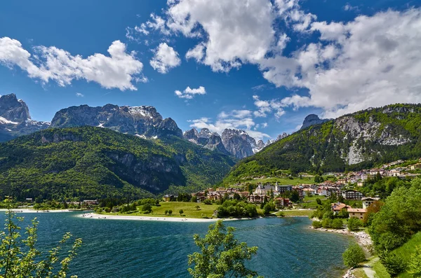 İtalya 'nın Trentino kentindeki Molveno Gölü ve Molveno Gölü üzerindeki hava manzarası.
