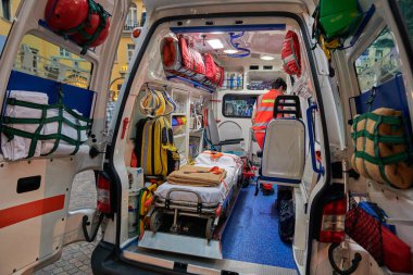 Acil servis, ambulansın içi ve hijyenik kompartıman. Çeşitli tıbbi ekipman ve tepsi. Seçici odak